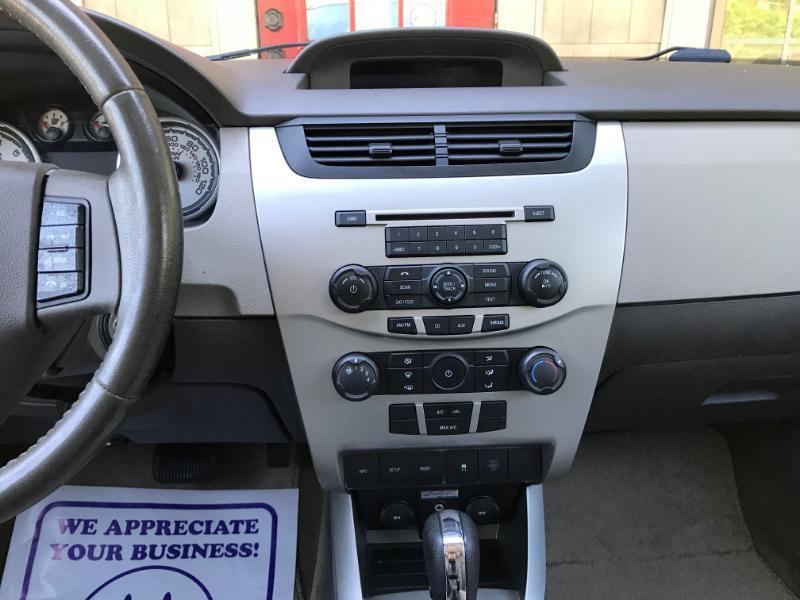 Ford Focus SE Sedan 2011