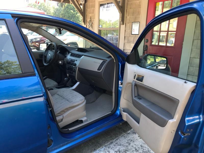 Ford Focus SE Sedan 2011