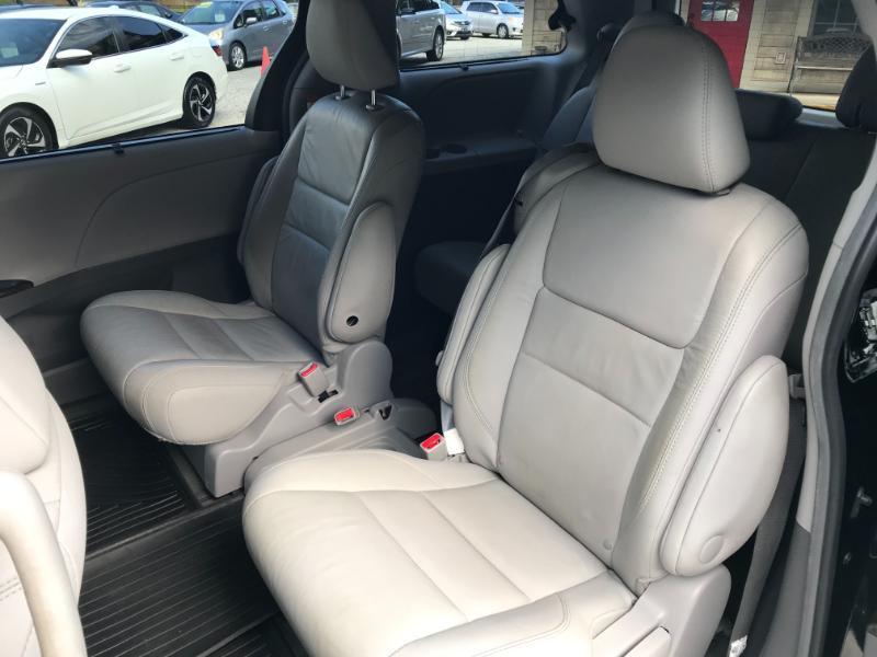 Toyota Sienna XLE Premium FWD 8-Passenger V6 2017