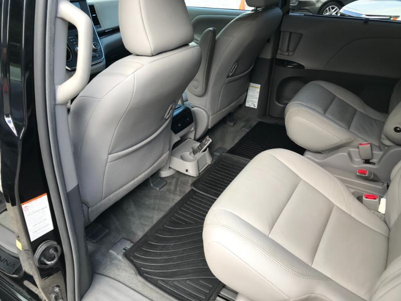 Toyota Sienna XLE Premium FWD 8-Passenger V6 2017