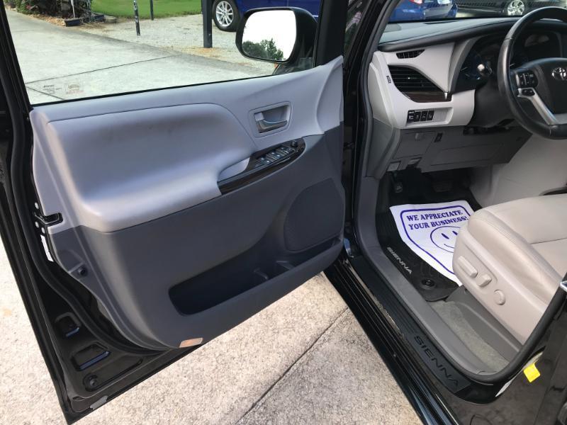 Toyota Sienna XLE Premium FWD 8-Passenger V6 2017