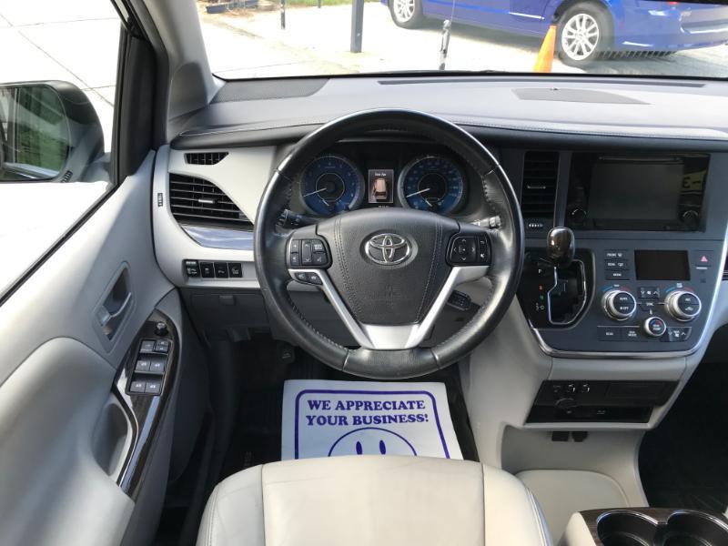 Toyota Sienna XLE Premium FWD 8-Passenger V6 2017