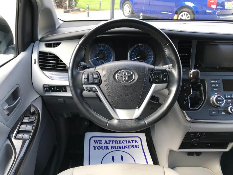 Toyota Sienna XLE Premium FWD 8-Passenger V6 2017