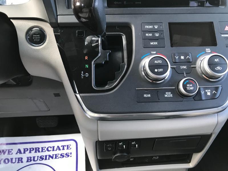 Toyota Sienna XLE Premium FWD 8-Passenger V6 2017
