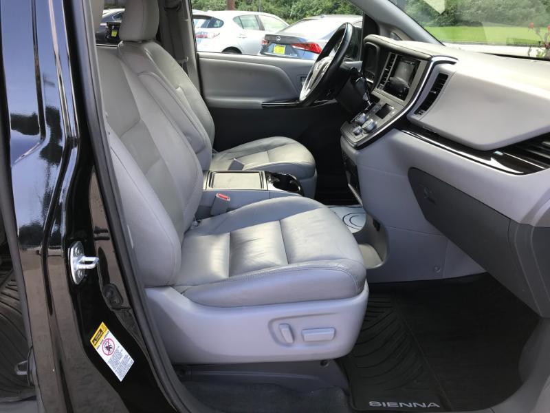 Toyota Sienna XLE Premium FWD 8-Passenger V6 2017