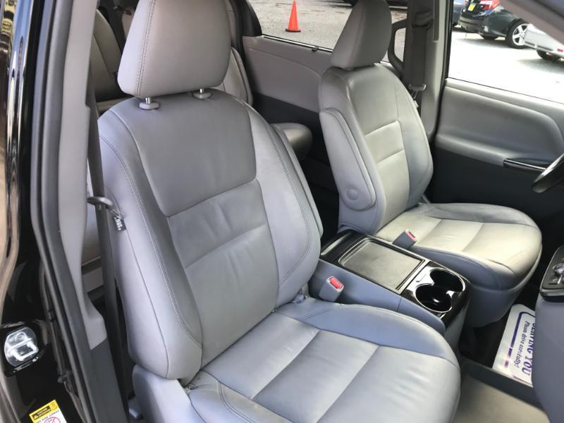 Toyota Sienna XLE Premium FWD 8-Passenger V6 2017