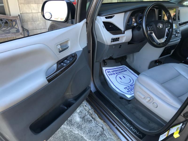 Toyota Sienna XLE FWD 8-Passenger V6 2016