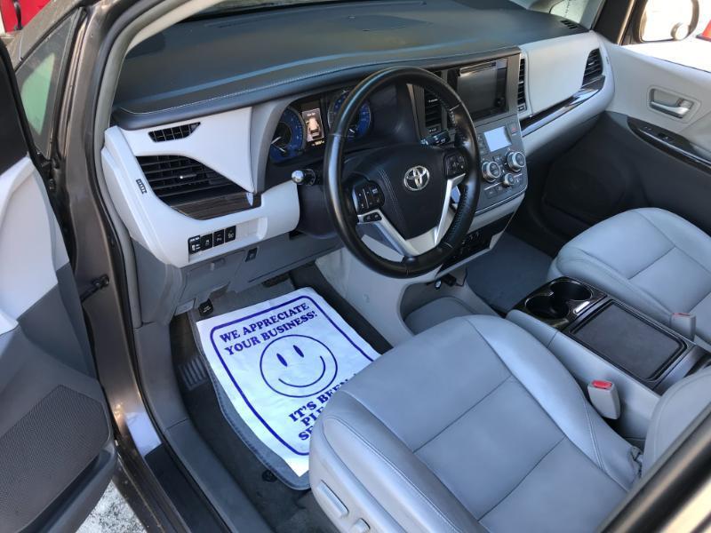 Toyota Sienna XLE FWD 8-Passenger V6 2016