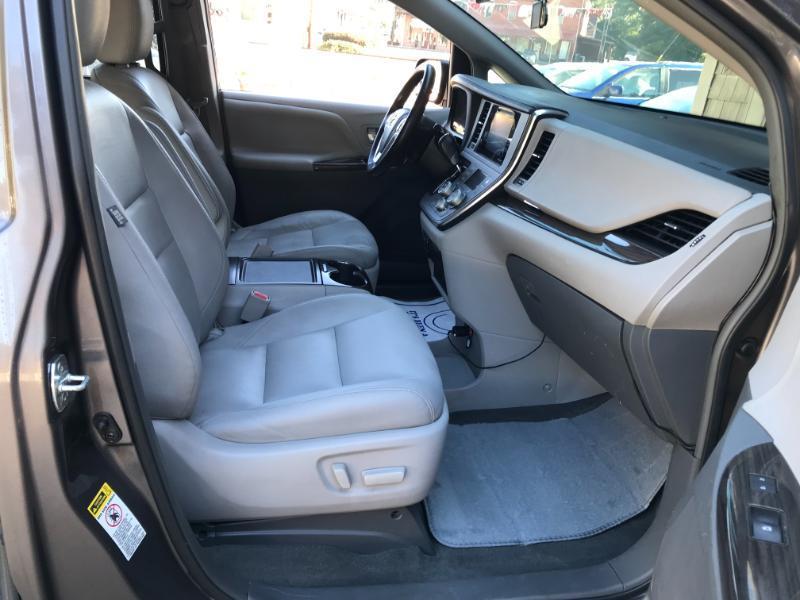 Toyota Sienna XLE FWD 8-Passenger V6 2016
