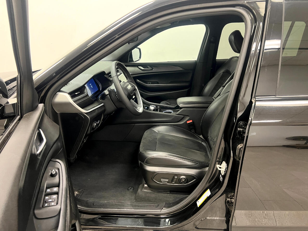 Jeep Grand Cherokee L Altitude 4x4 2024 Jeep Grand Cherokee L Altitude 4x4 2024
