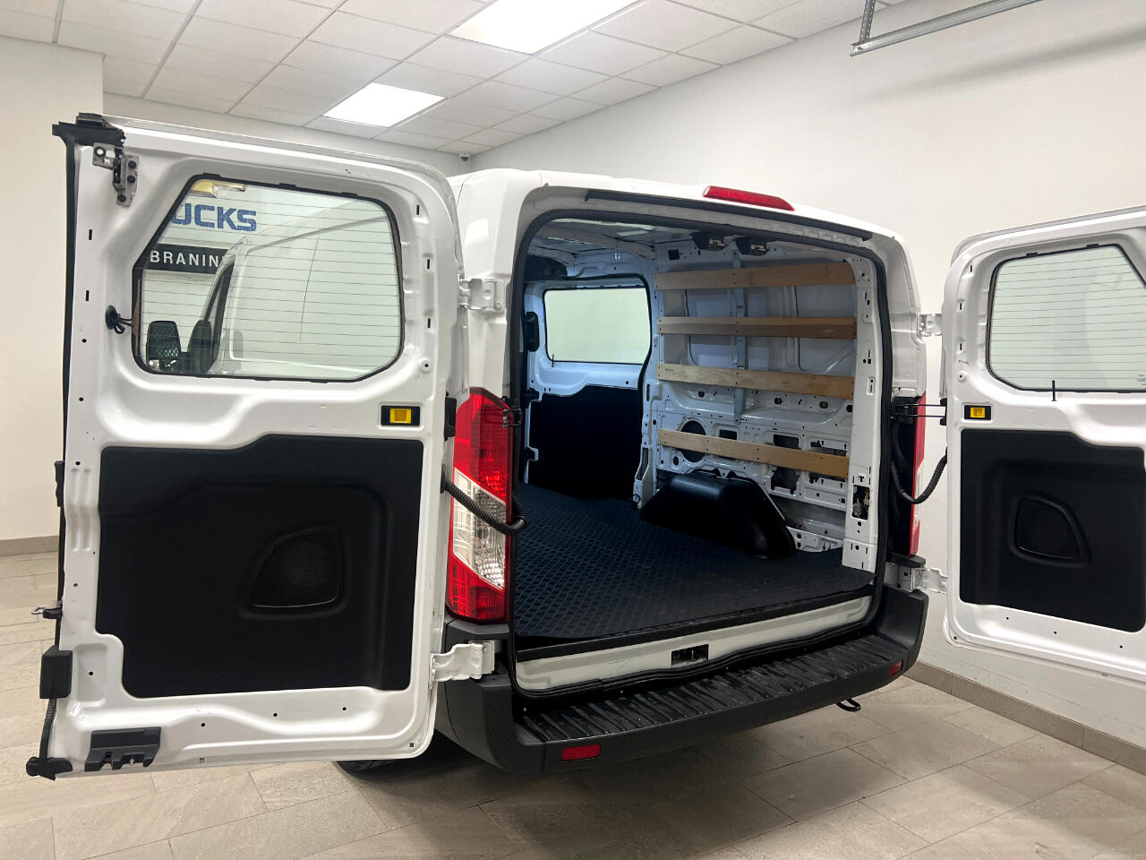 Ford Transit Cargo Van T-250 130" Low Rf 9070 GVWR RWD 2023 Ford Transit Cargo Van T-250 130" Low Rf 9070 GVWR RWD 2023