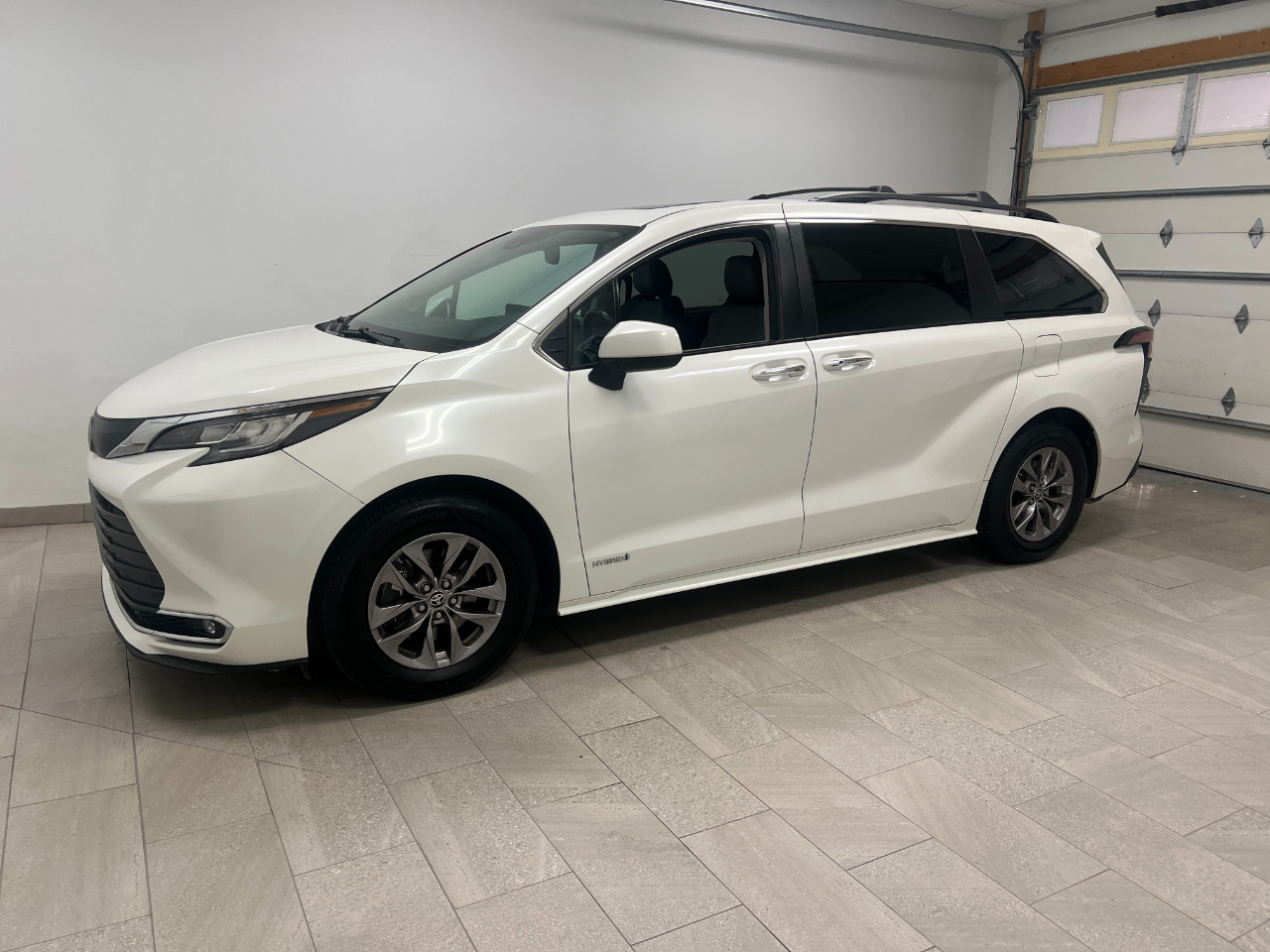 Used 2021 Toyota Sienna XLE with VIN 5TDJRKEC7MS046033 for sale in Kansas City