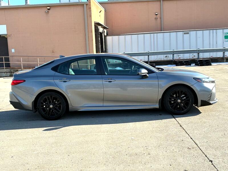 Toyota Camry Hybrid SE 2025