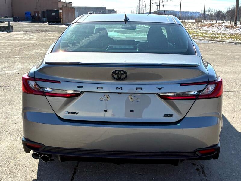 Toyota Camry Hybrid SE 2025
