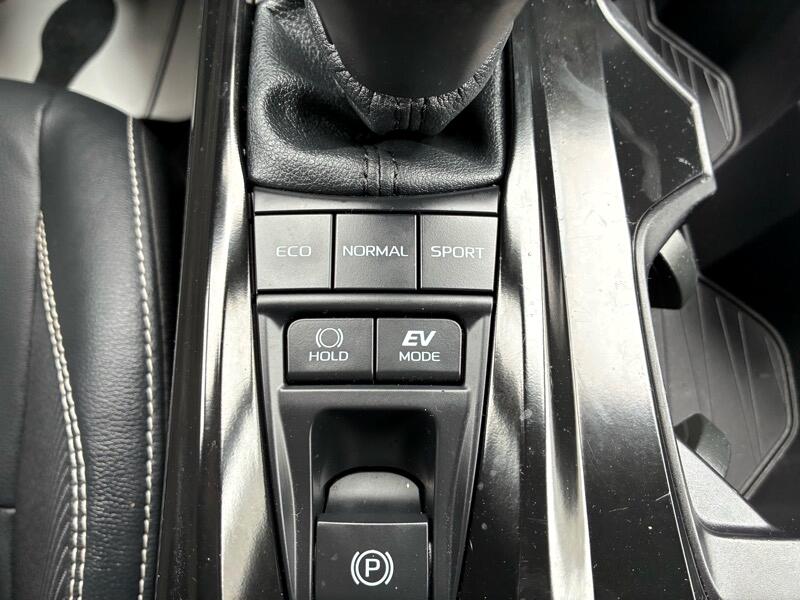 Toyota Camry Hybrid SE 2025