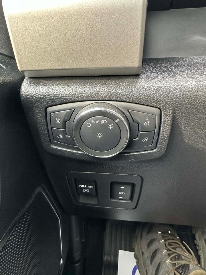 Ford F-150 4WD SuperCrew 150" Lariat 2019