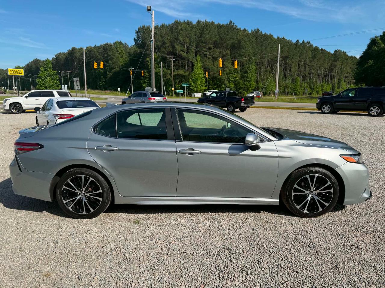 2019 Toyota Camry SE - Photo 2