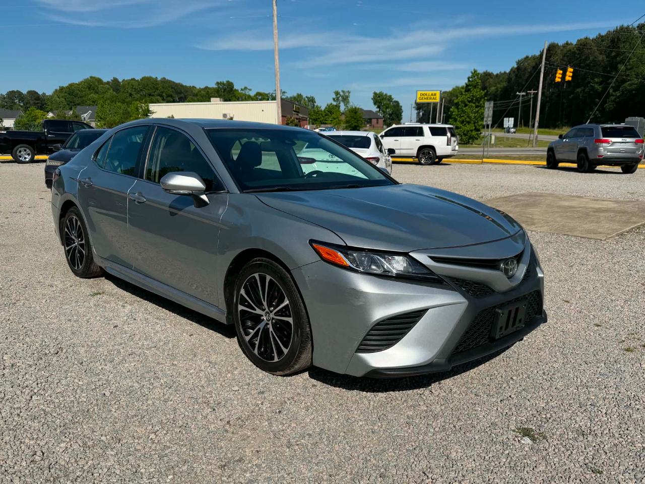 2019 Toyota Camry SE - Photo 3