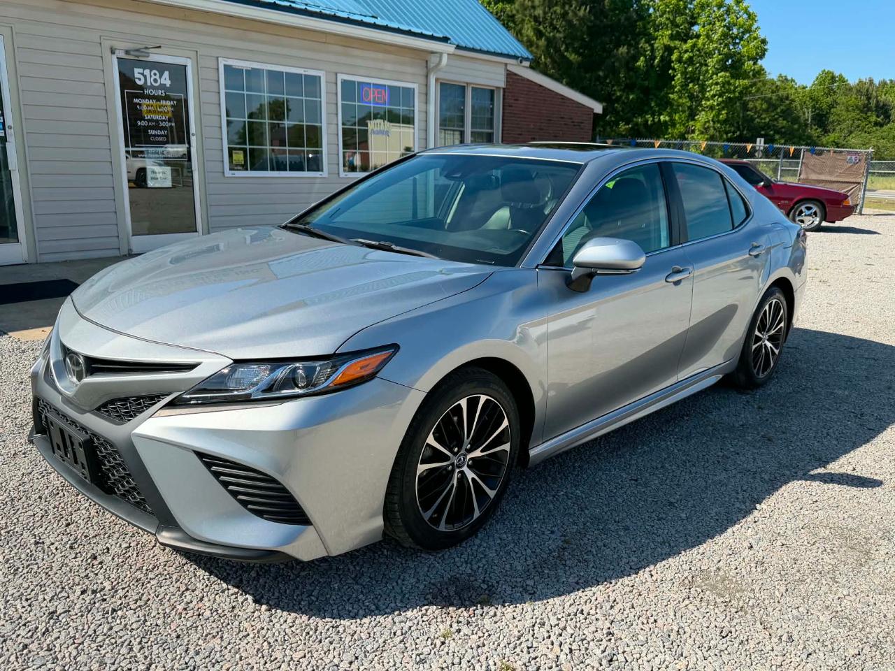 2019 Toyota Camry SE - Photo 4