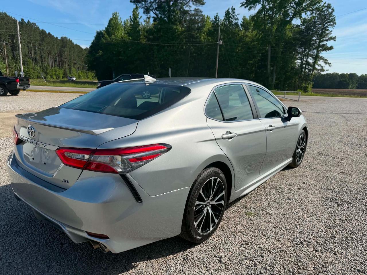 2019 Toyota Camry SE - Photo 6