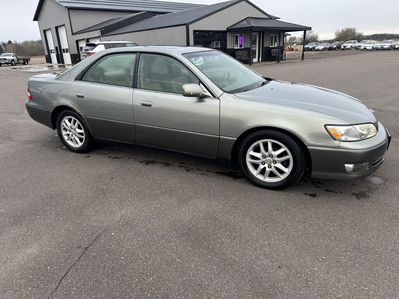 Lexus ES 300 4dr Sdn 2001