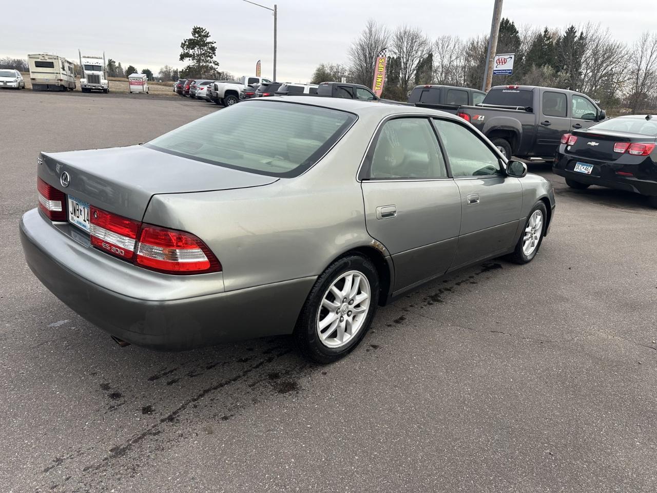 Lexus ES 300 4dr Sdn 2001