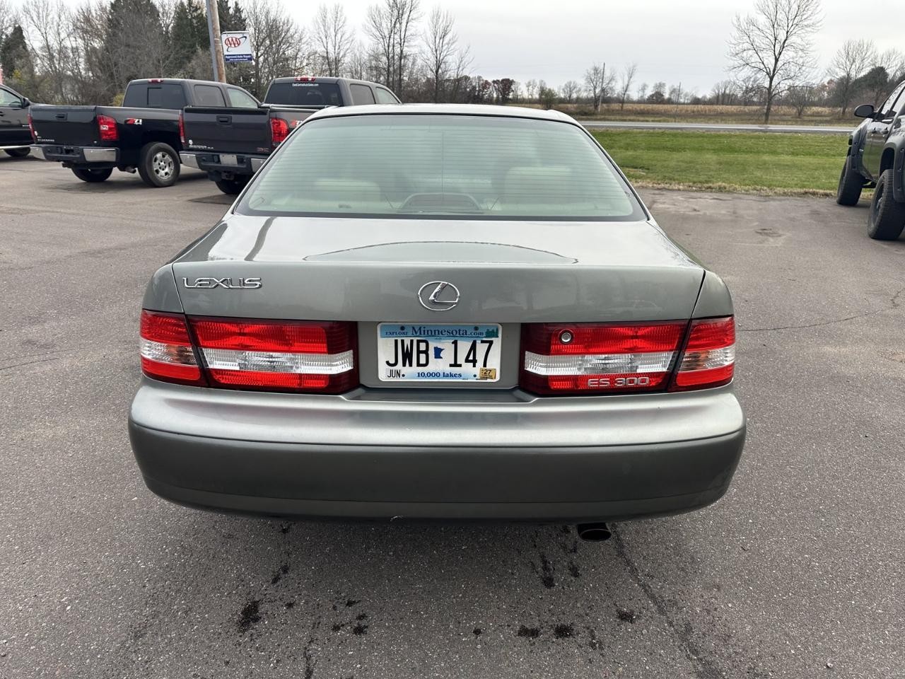 Lexus ES 300 4dr Sdn 2001
