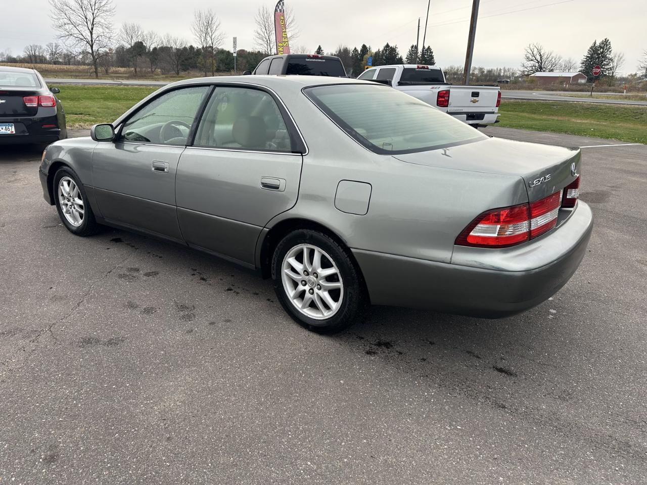Lexus ES 300 4dr Sdn 2001