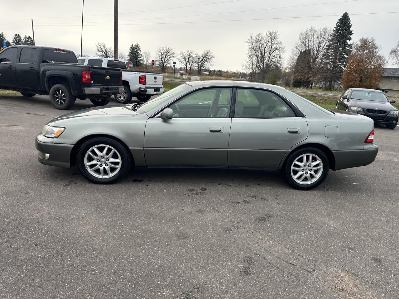 Lexus ES 300 4dr Sdn 2001