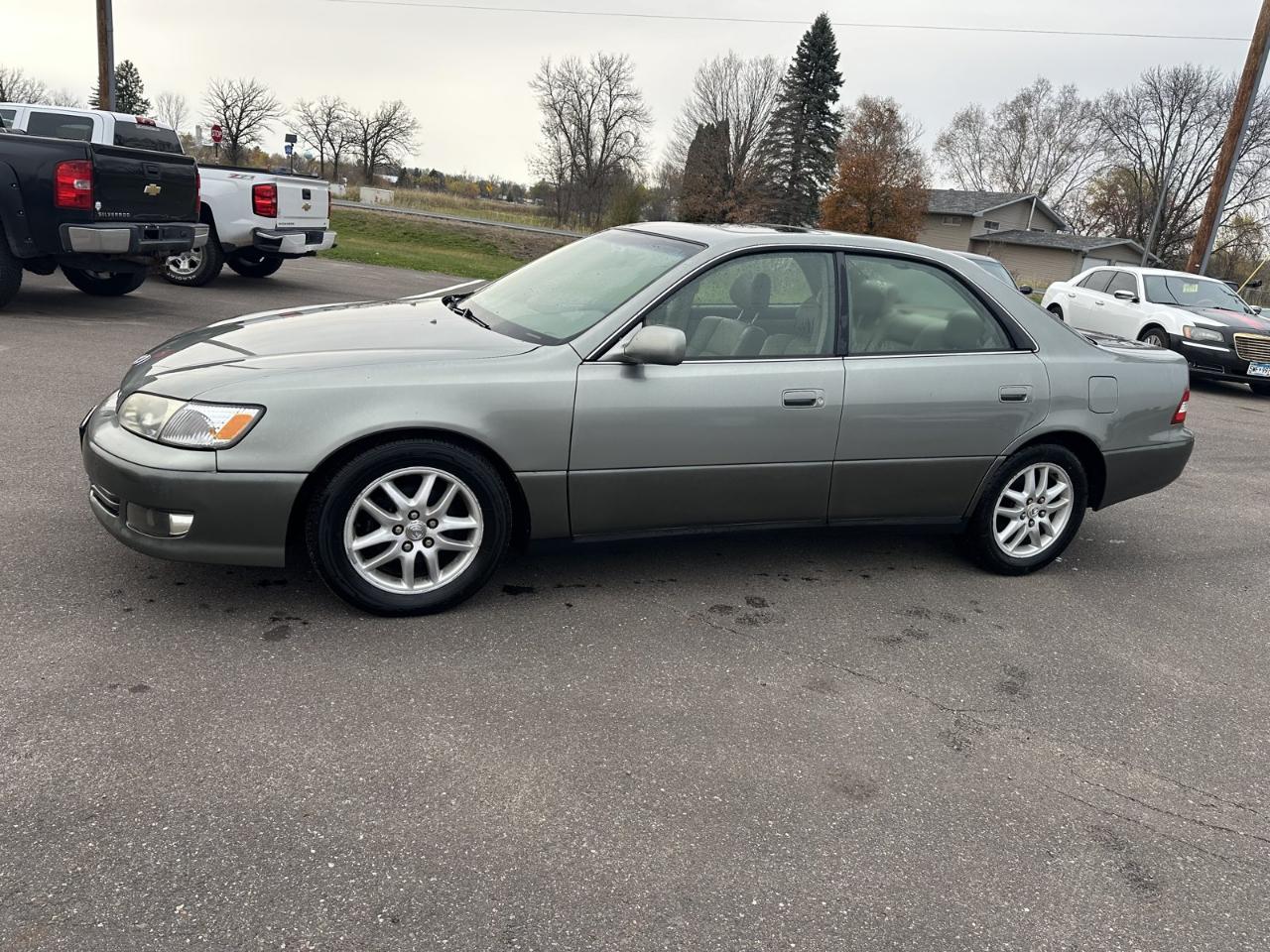 Lexus ES 300 4dr Sdn 2001