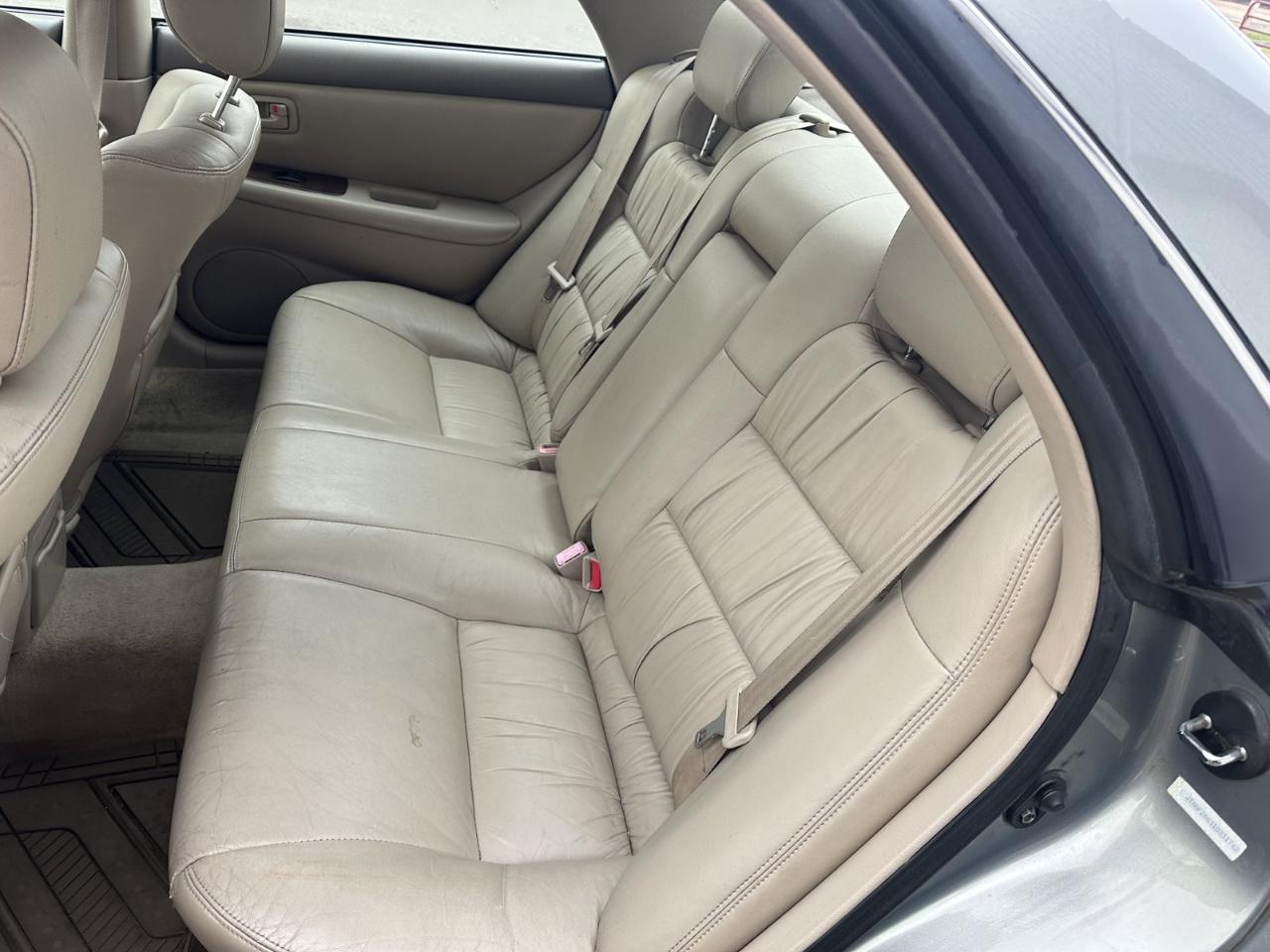Lexus ES 300 4dr Sdn 2001