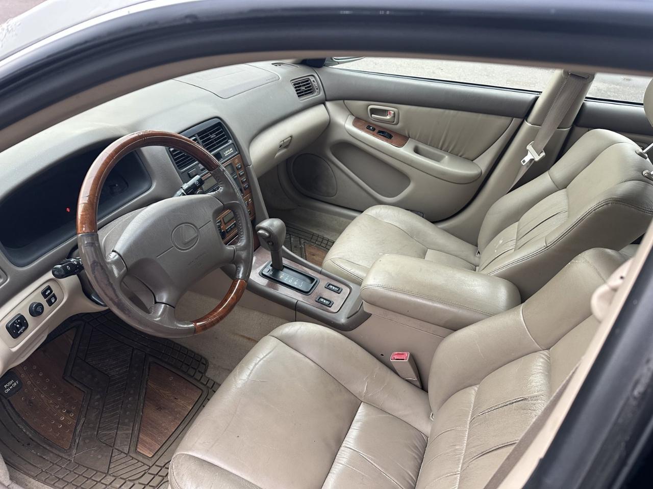 Lexus ES 300 4dr Sdn 2001