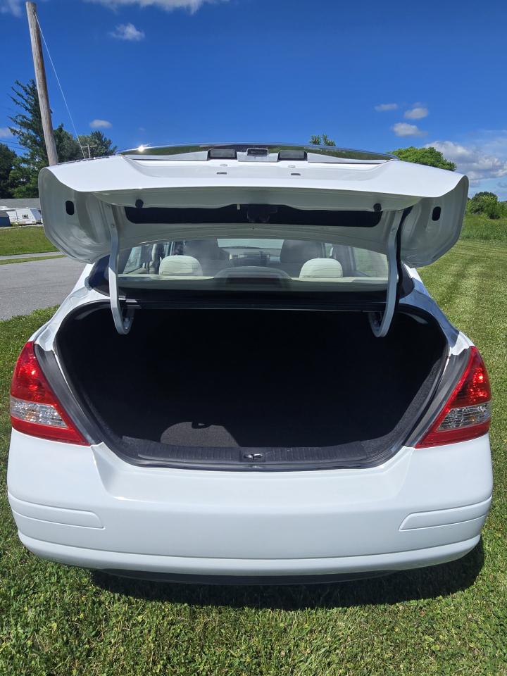 Nissan Versa 4dr Sdn I4 Auto 1.8 SL 2009