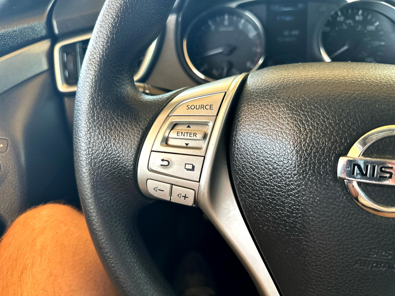 2016 Nissan Rogue AWD S photo 46