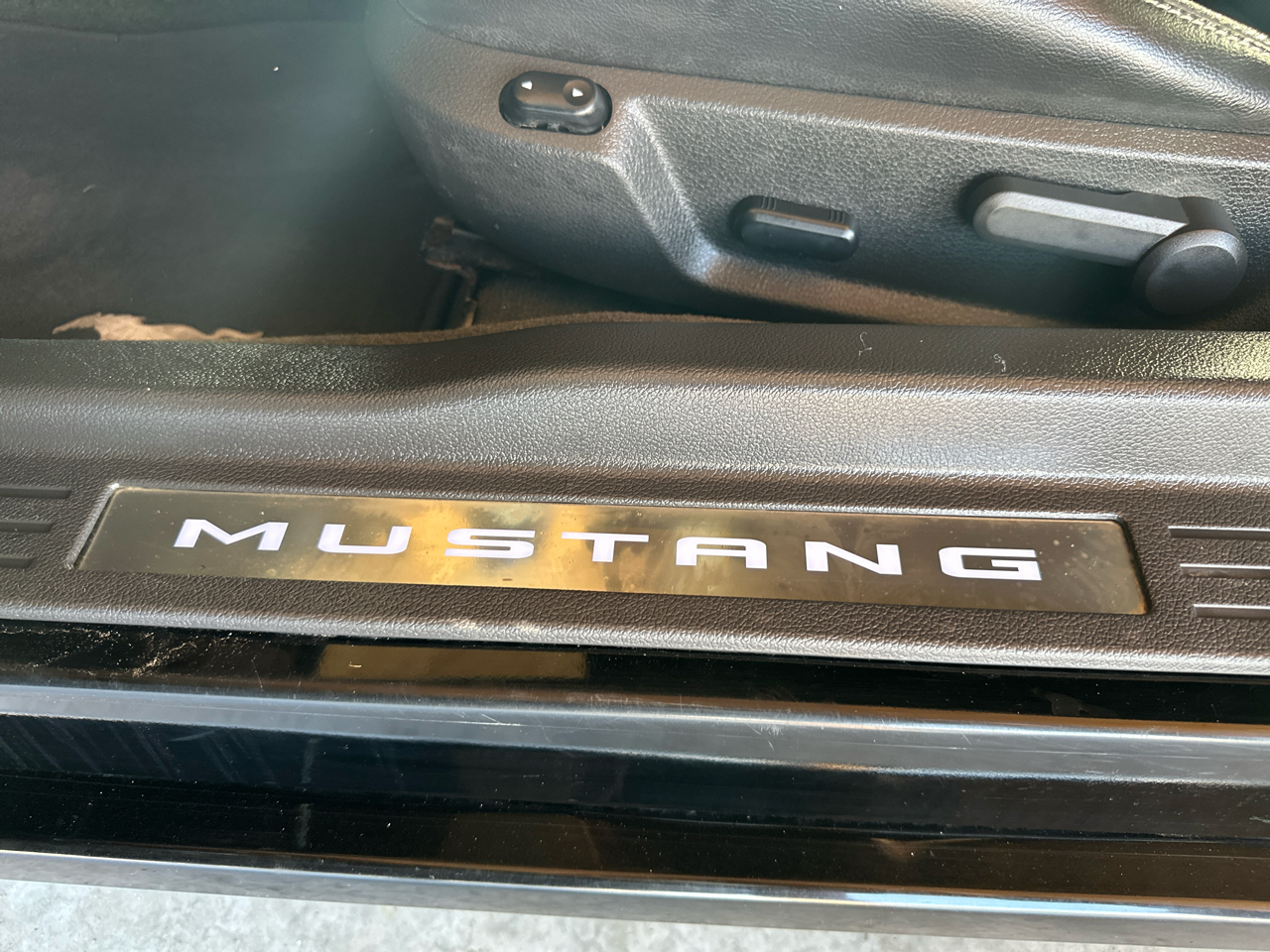 2014 Ford Mustang V6 Premium photo 25