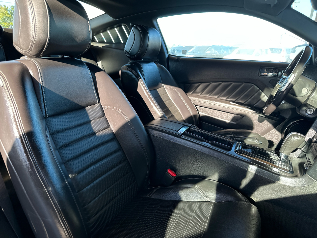 2014 Ford Mustang V6 Premium photo 32