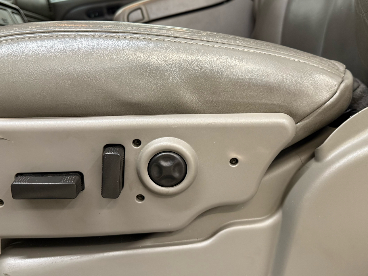 GMC Yukon XL Denali 4dr 1500 AWD 2005 GMC Yukon XL Denali 4dr 1500 AWD 2005