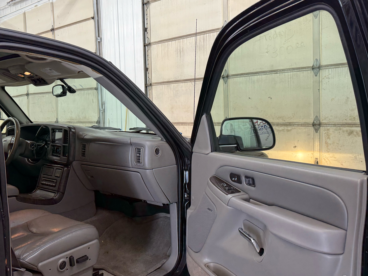 GMC Yukon XL Denali 4dr 1500 AWD 2005 GMC Yukon XL Denali 4dr 1500 AWD 2005