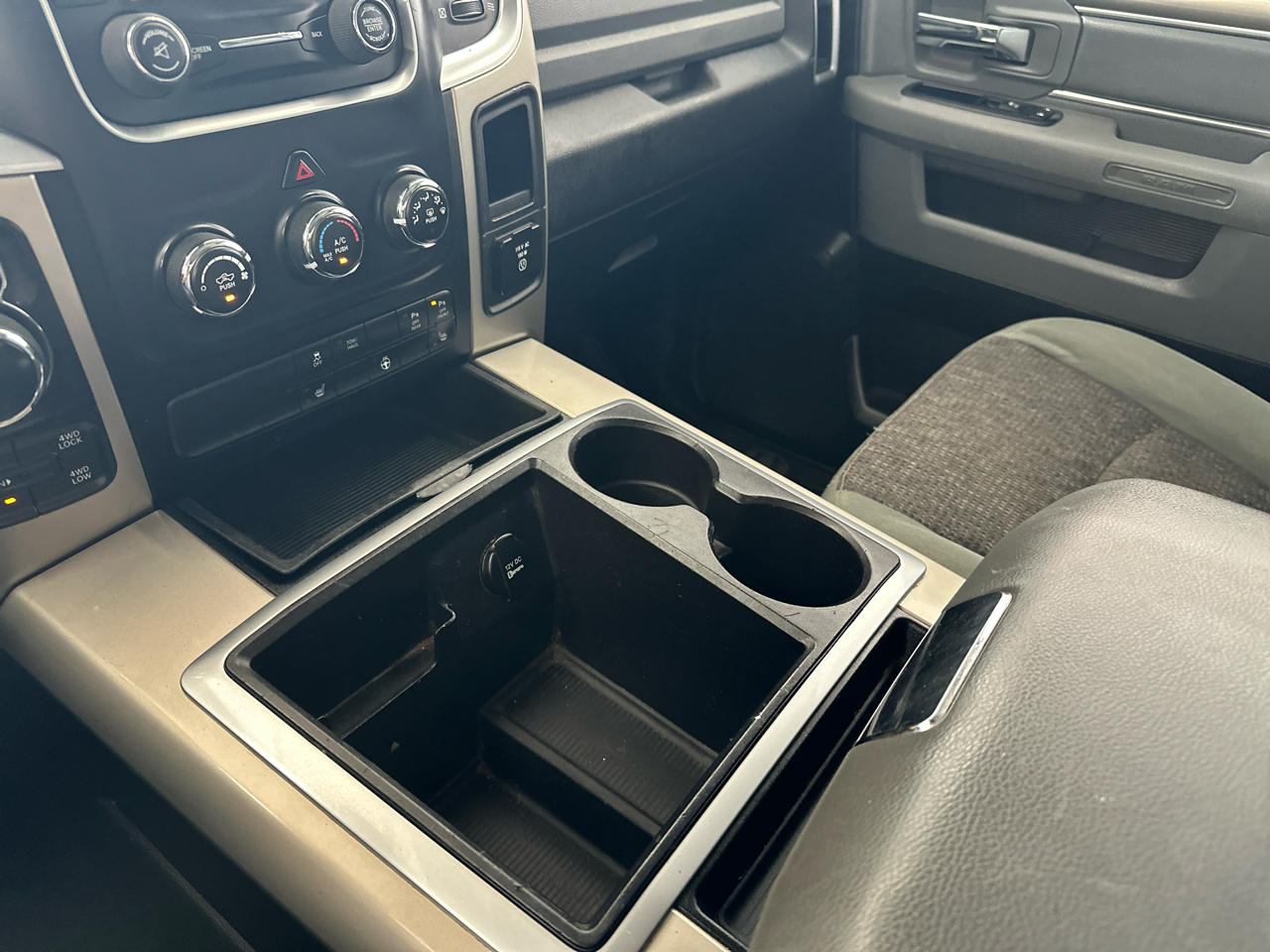 RAM 1500 4WD Crew Cab 140.5" Big Horn 2014 RAM 1500 4WD Crew Cab 140.5" Big Horn 2014