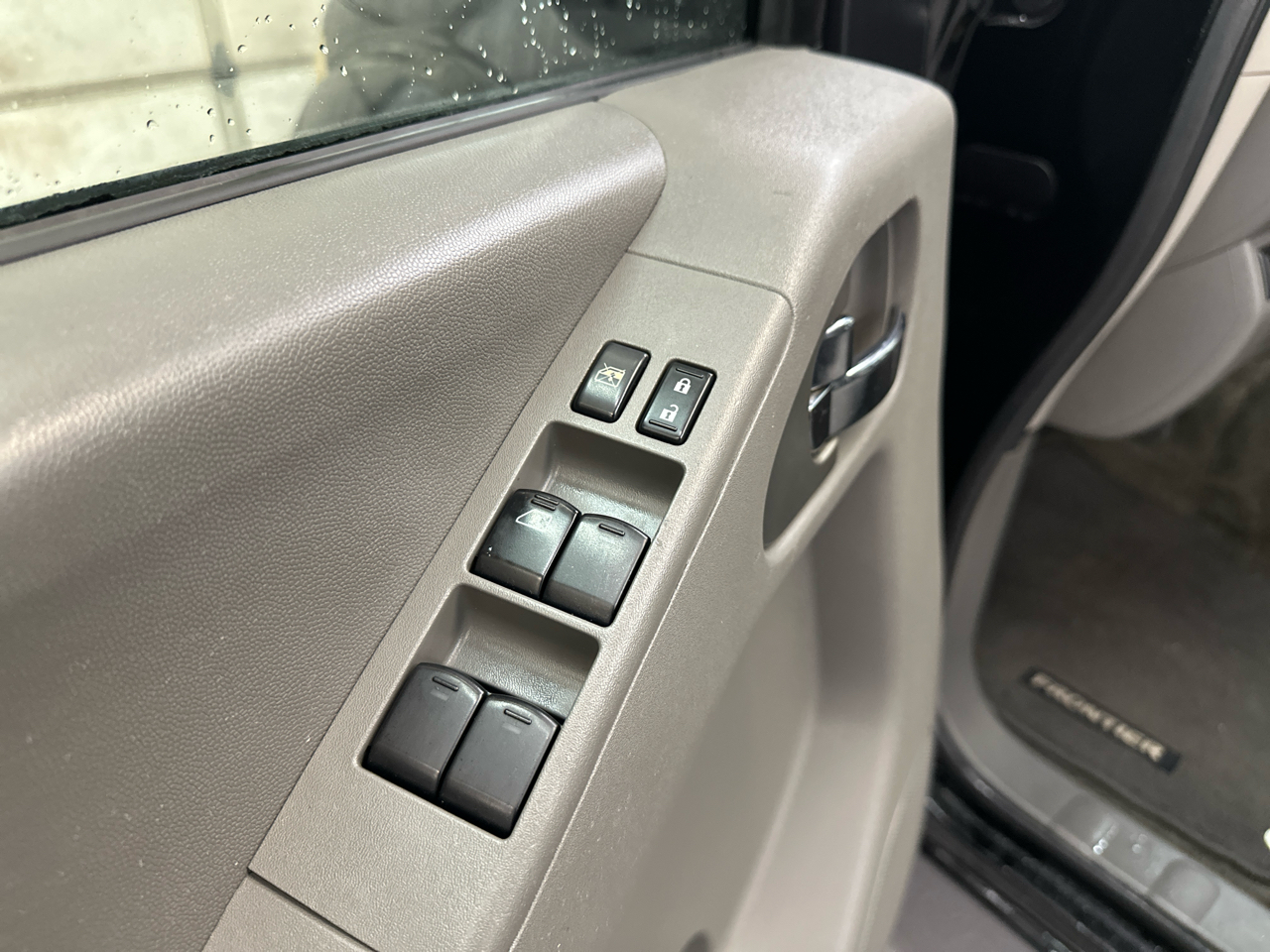 Nissan Frontier 4WD Crew Cab SWB Auto SE 2010 Nissan Frontier 4WD Crew Cab SWB Auto SE 2010