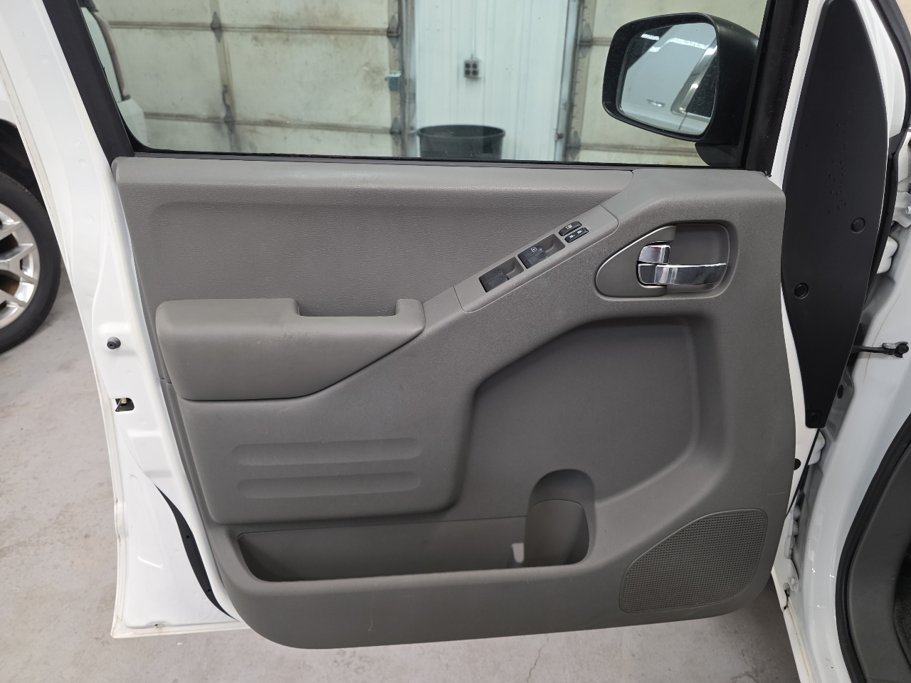 Nissan Frontier 2WD Crew Cab LWB Auto SV 2016