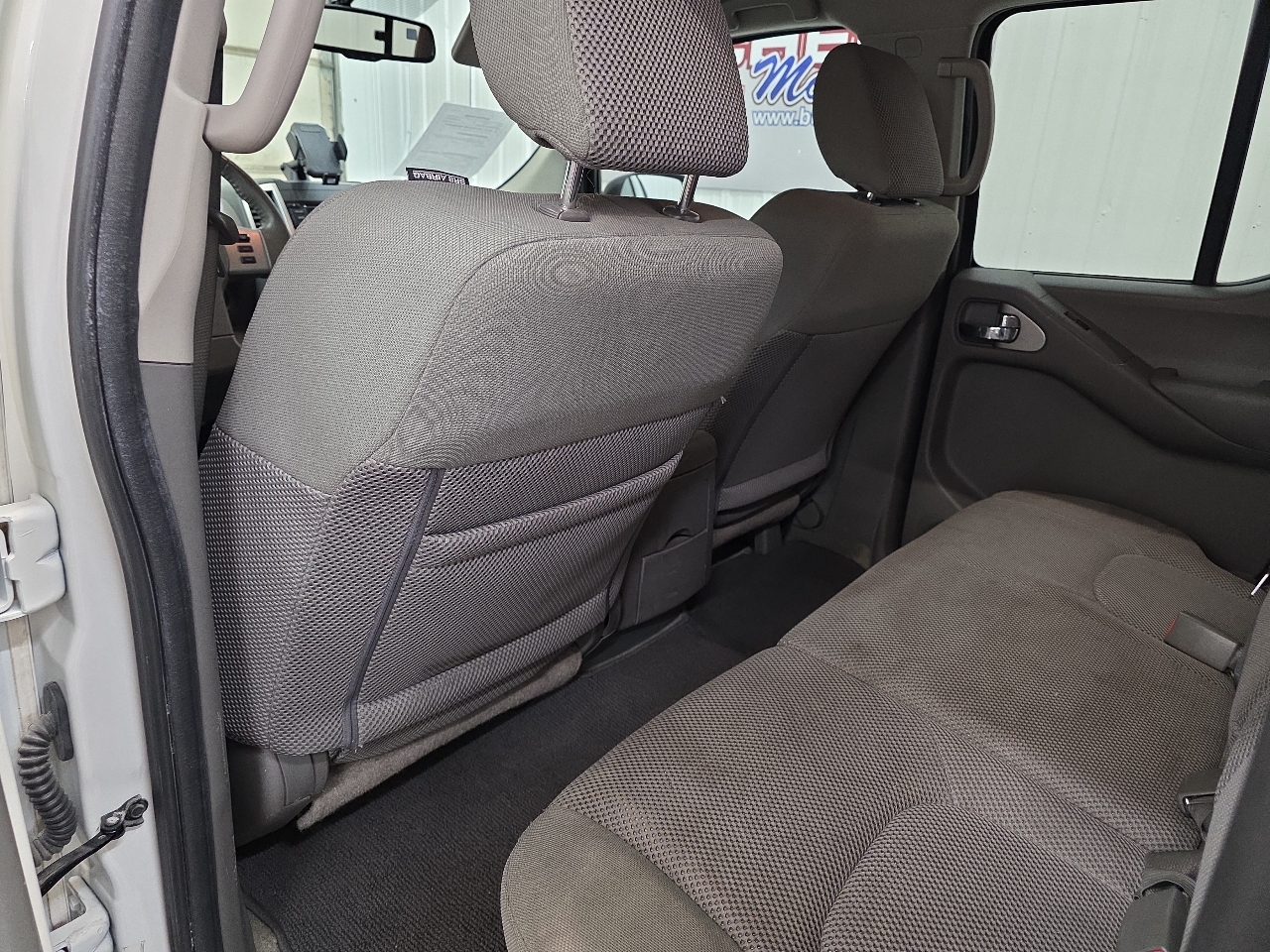 Nissan Frontier 2WD Crew Cab LWB Auto SV 2016