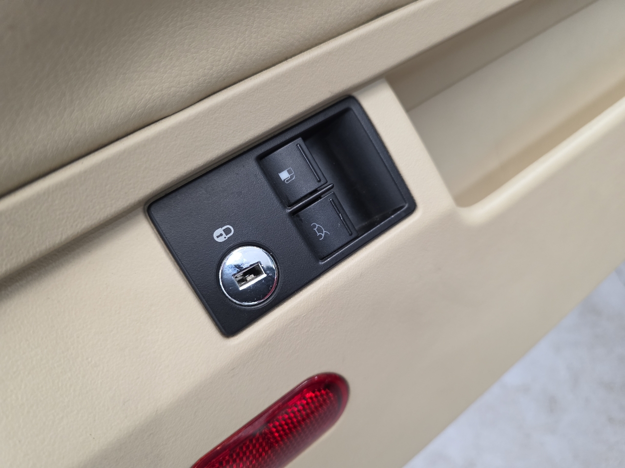 Volkswagen New Beetle Convertible 2dr Auto 2010