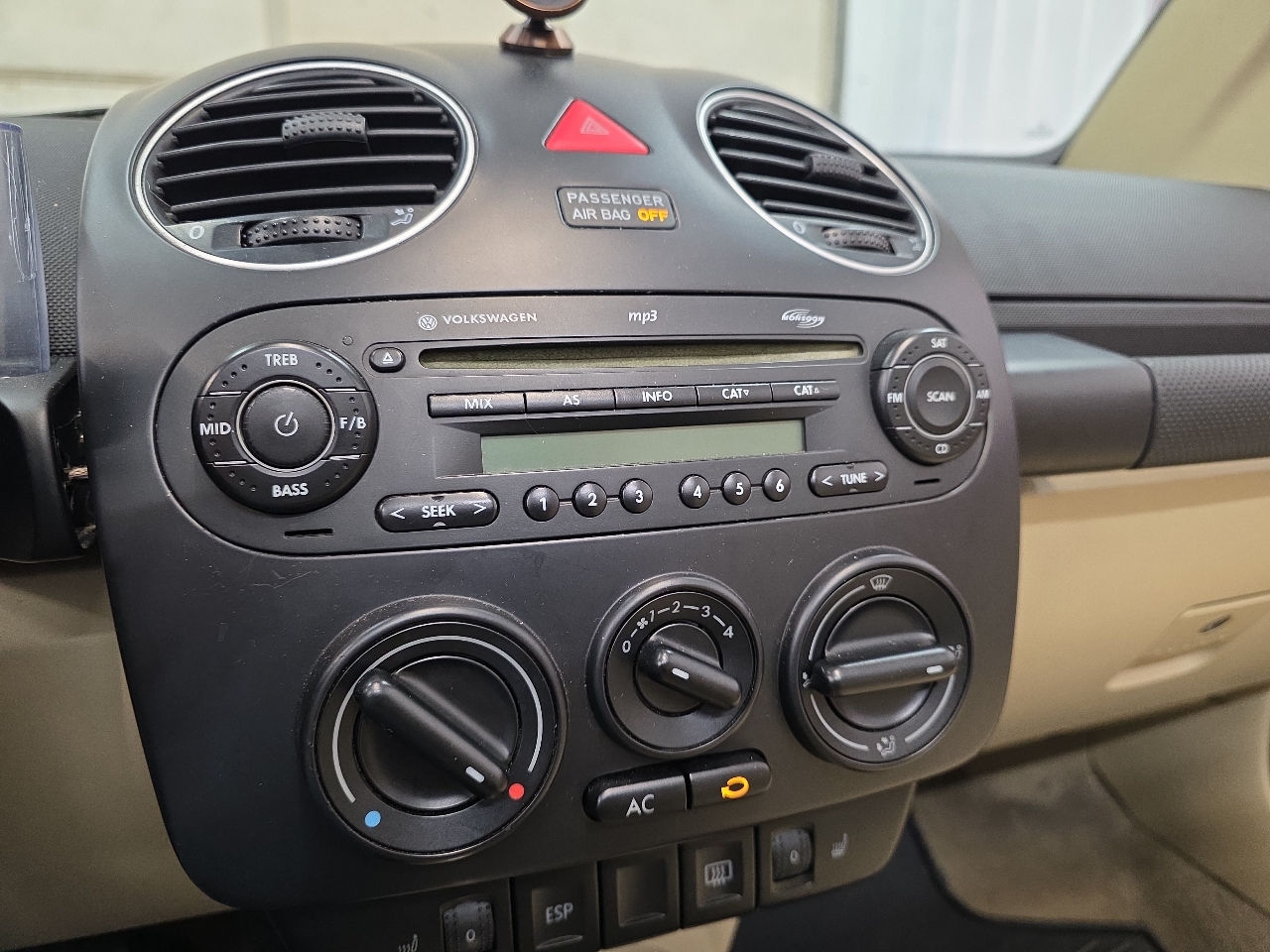 Volkswagen New Beetle Convertible 2dr Auto 2010