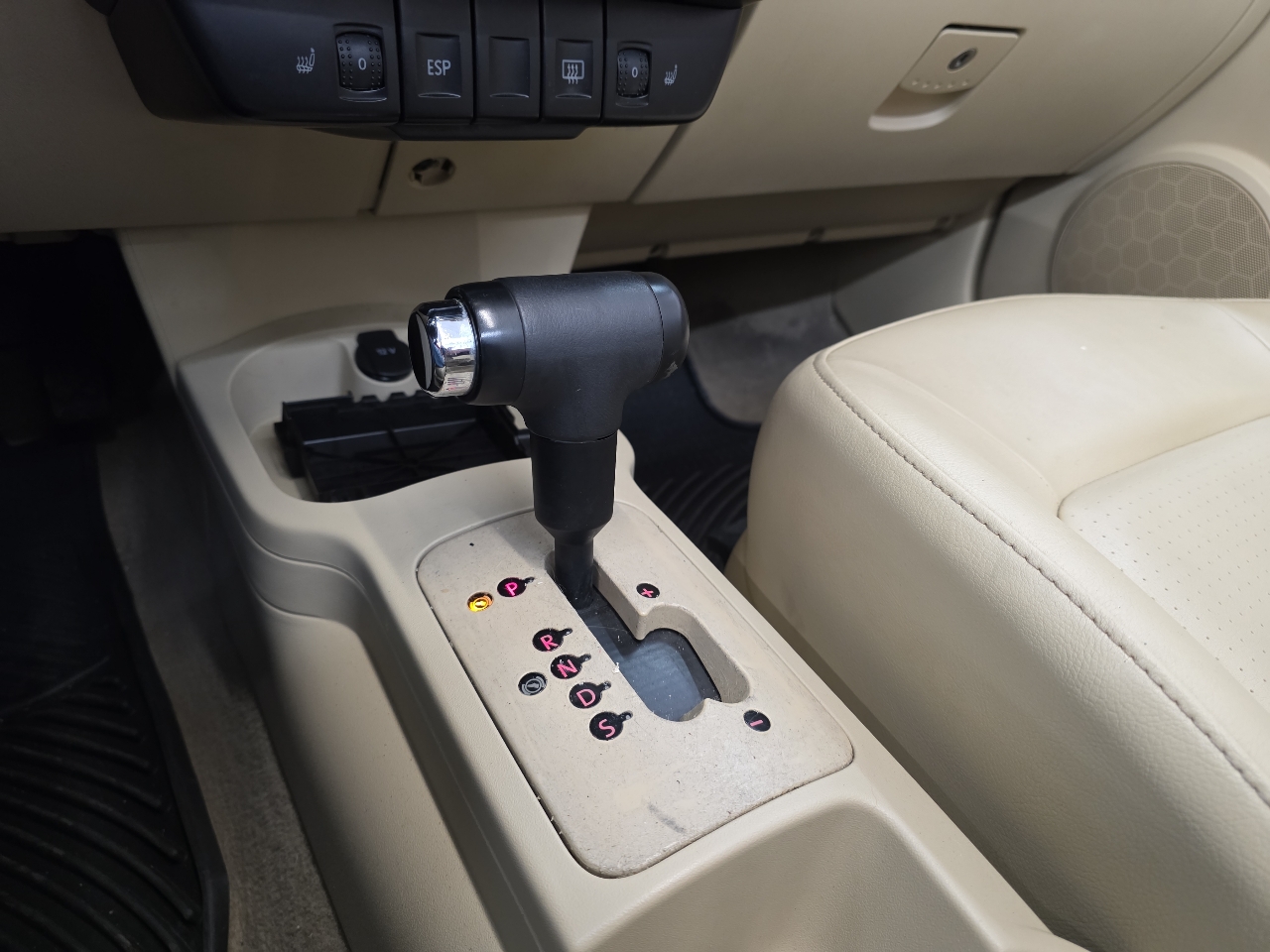 Volkswagen New Beetle Convertible 2dr Auto 2010