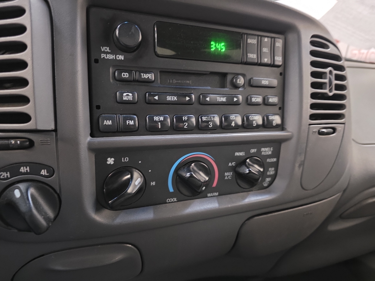 Ford F-150 SuperCrew Crew Cab 139" XLT 4WD 2001