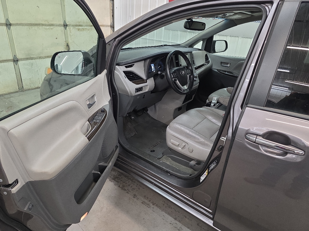 Toyota Sienna 5dr 7-Pass Van XLE Premium AWD (Natl) 2015