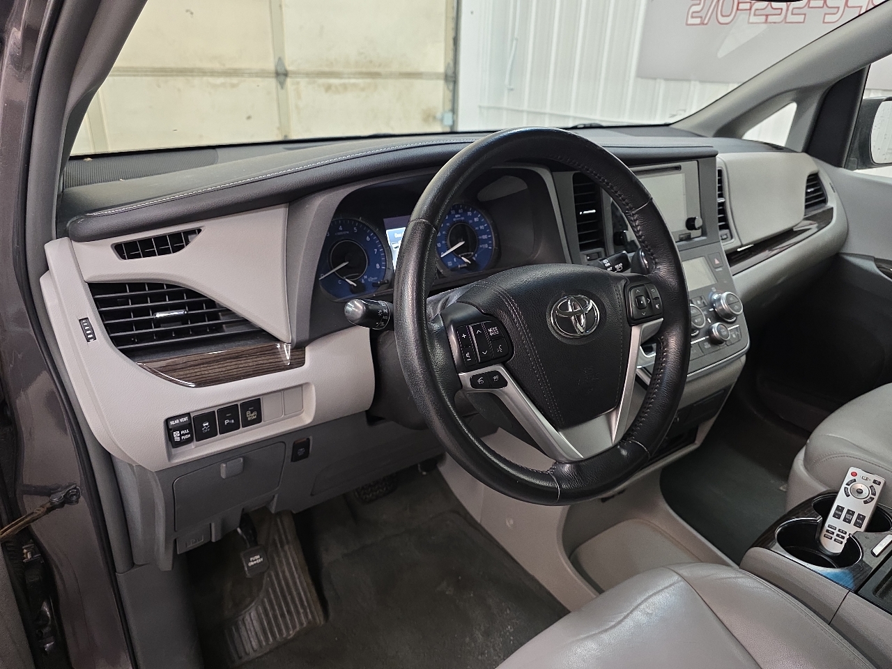 Toyota Sienna 5dr 7-Pass Van XLE Premium AWD (Natl) 2015