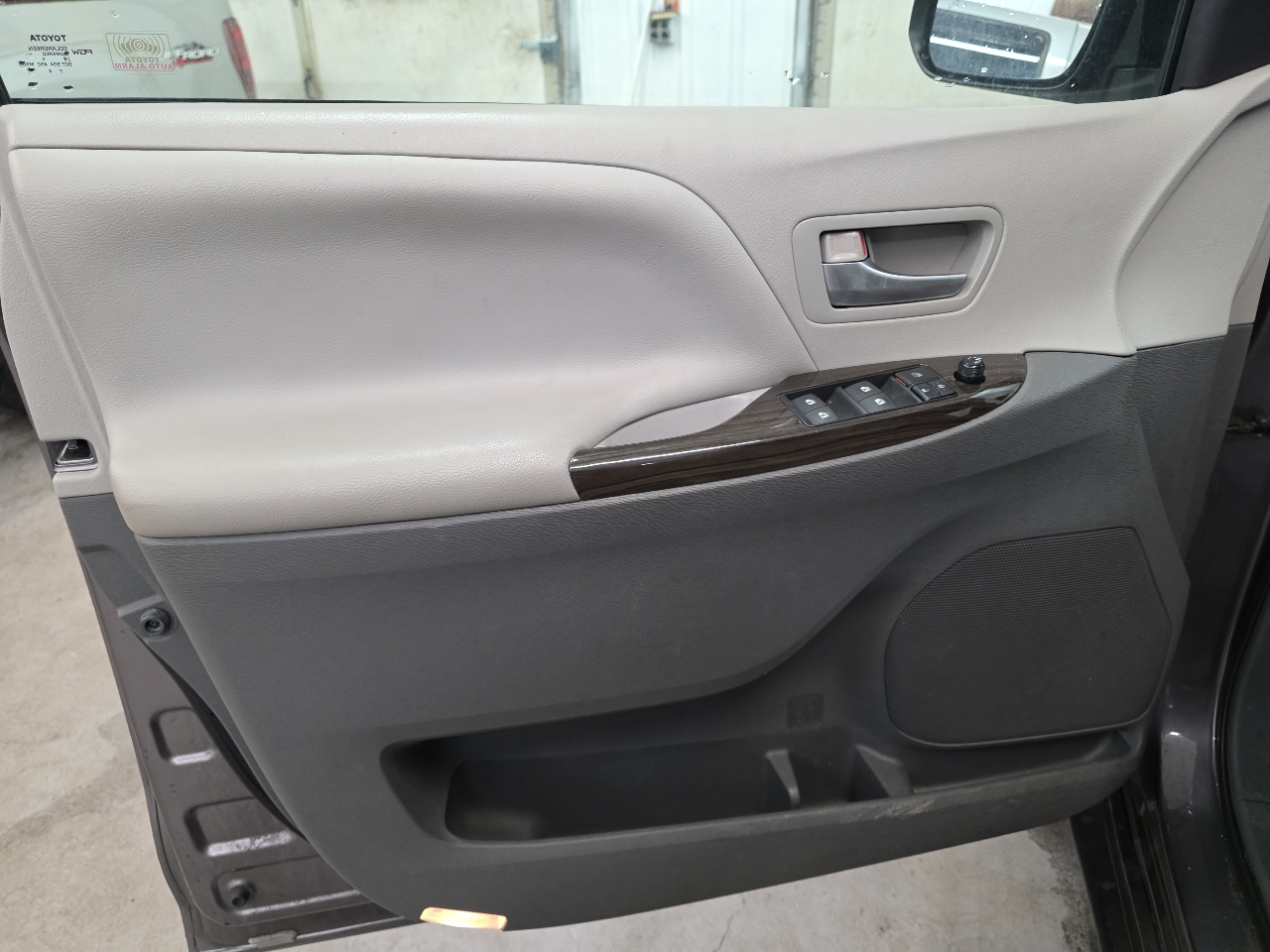 Toyota Sienna 5dr 7-Pass Van XLE Premium AWD (Natl) 2015