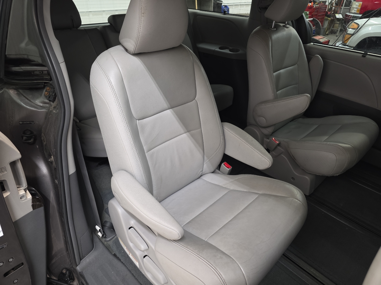 Toyota Sienna 5dr 7-Pass Van XLE Premium AWD (Natl) 2015